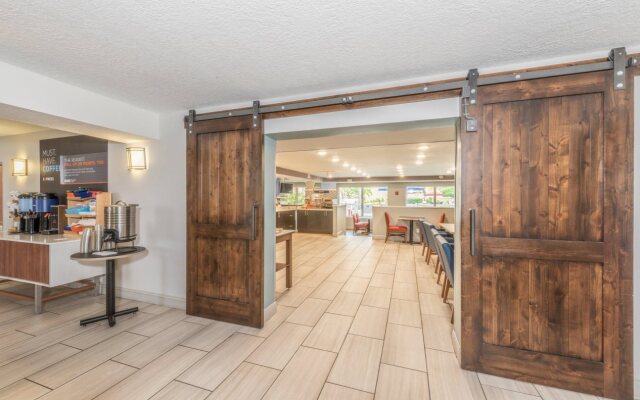 Holiday Inn Express & Suites Bradenton West by IHG