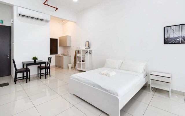 Bright and Comfy Studio 10 Minutes From Klcc