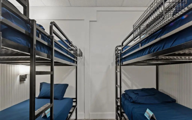 ITH Santa Barbara Beach Hostel