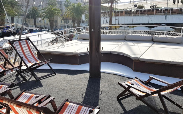 Rhythm Floating Hostel - Zadar