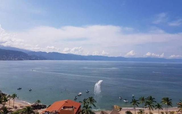 Beachfront View Condo Beside la Isla Mall