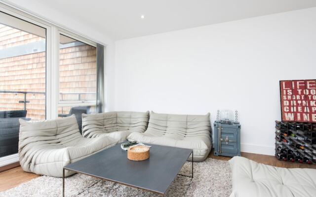 Bright Stylish 2BR across from Victoria Park