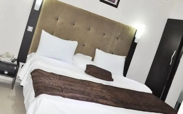 Wood Peckers Hotel