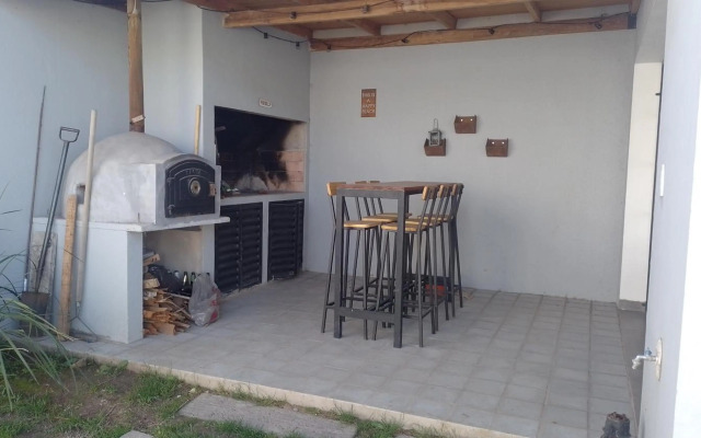 Casa Amplia, Luminosa con Parrilla!