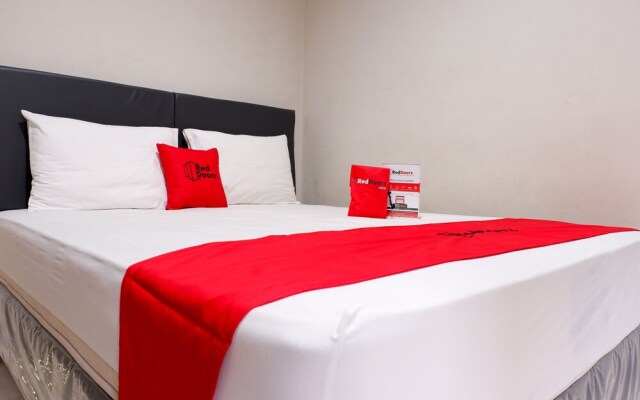 RedDoorz Plus near Mall Ciputra Semarang