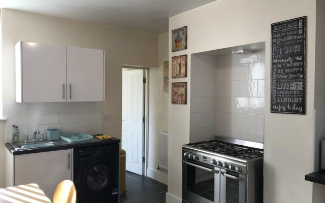Welcoming Spacious 2-bedroom House in St Helens