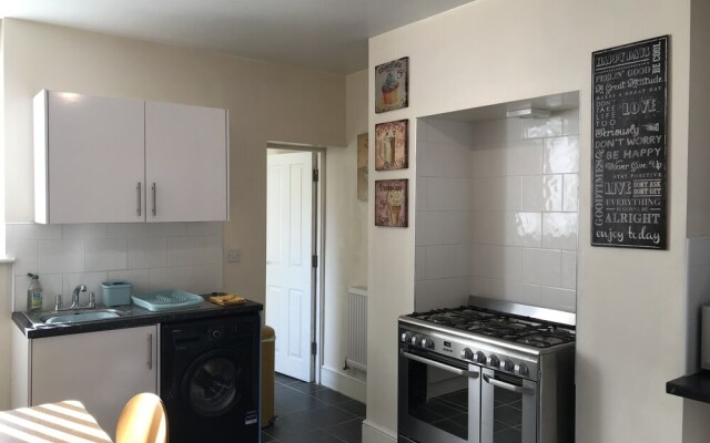 Welcoming Spacious 2-bedroom House in St Helens