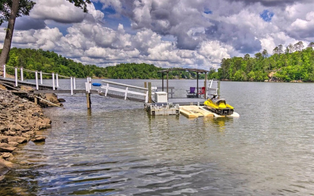 'paradise Lakehouse' in Hickory w/ Dock & Views!
