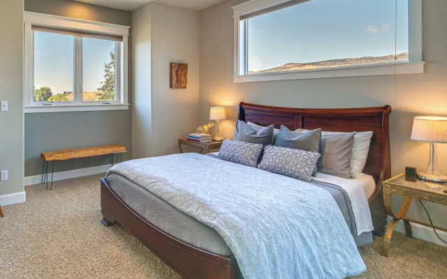 Private Pool & Mtn Views: Stunning Ashland Home