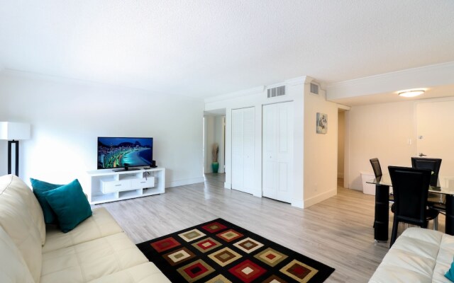 Bayshore Chic Apartment with Marina View