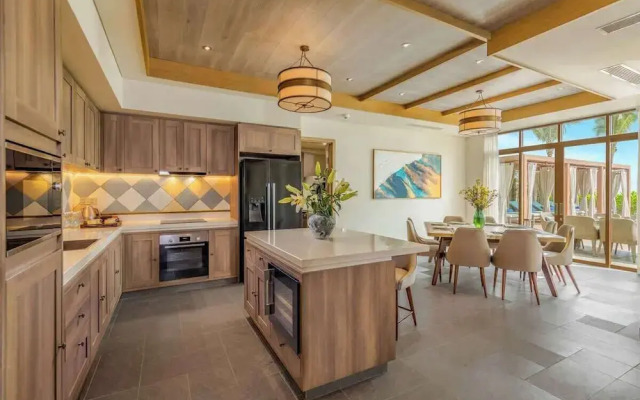Luxe 5BR Villa: Beachfront Breakfast Pool