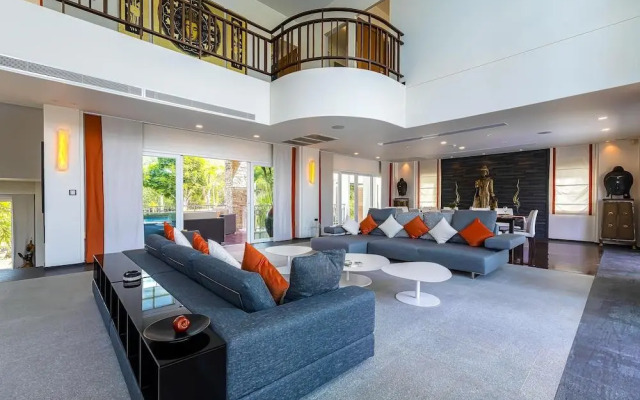 7 Bedrooms Mansion on The Golf Course-JB