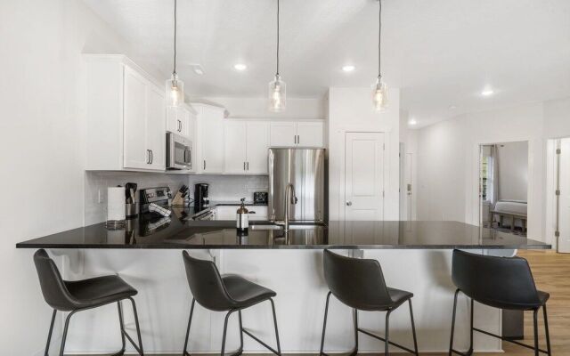 New Lakeview Penthouse - Amenities Galore!