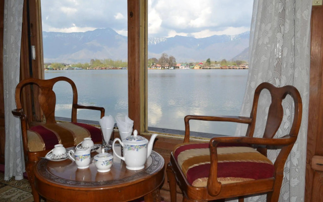 Peacock Houseboats