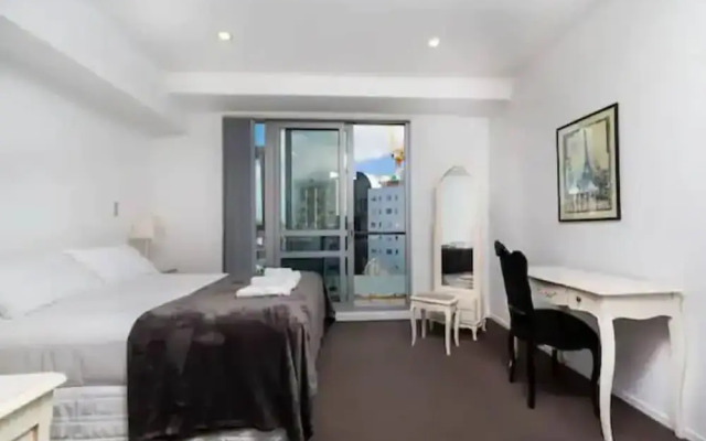 Spacious Home With Balcony - Free Carpark!