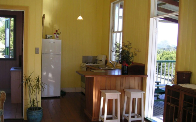Noosa Pomona Retreat Hotel – Guest Rooms – Peregian Beach