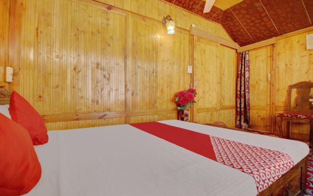 Oyo 6410 Amina Houseboat