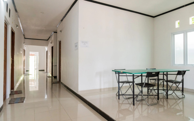 RedDoorz near Terminal Bubulak Bogor