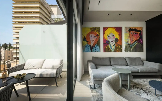Modern and Vibrant 2BR apartment with Private Balcony