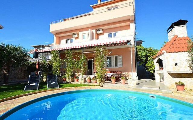 Villa Ukic for 14 People With a Large Pool
