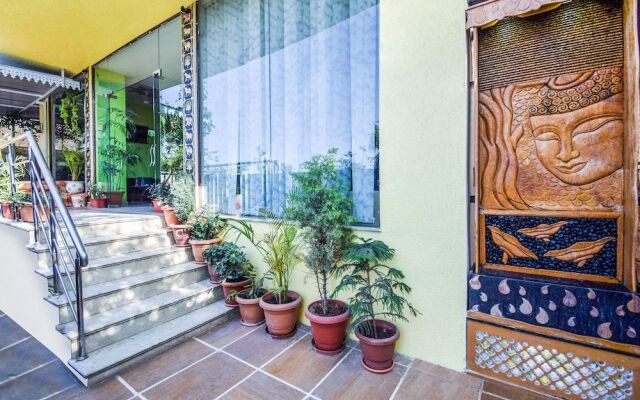 FabHotel Everest International