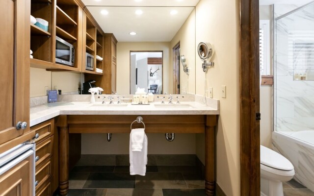 Deluxe King 1 Bedroom Hotel Room by Redawning