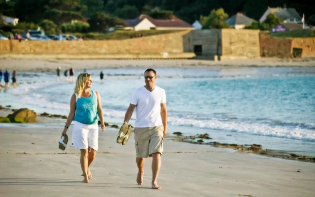Cobo Bay Hotel