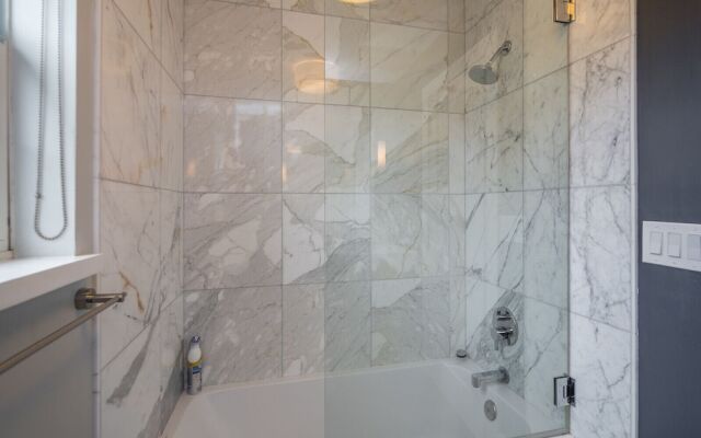 Posh Waterfront - 3 Br Condo