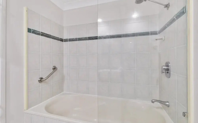 Cozy Waterfront - Free Parking Pool