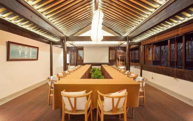 Yurong West Lake Cottage Resort