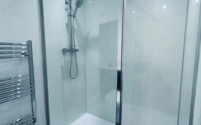 Lodge - Sleeps 18, pet Friendly & Free Parking