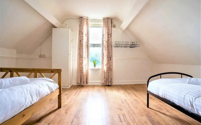 Travellers Stays In The Heart Of Orrell Park