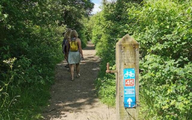 Stylish family-friendly lakeside retreat in the Cotswold Water Park