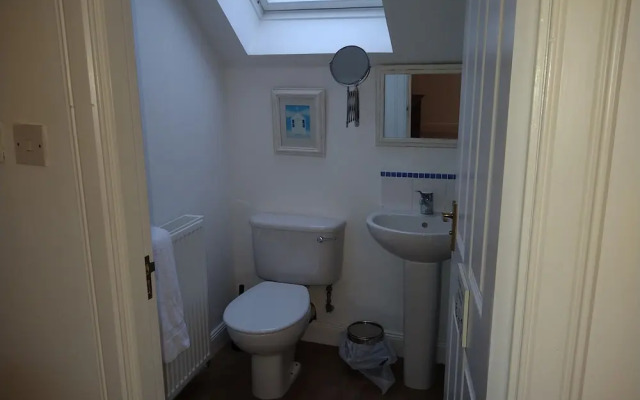 5 Bedrooms/sleeps 10-12/free Wifi & Parking/garden