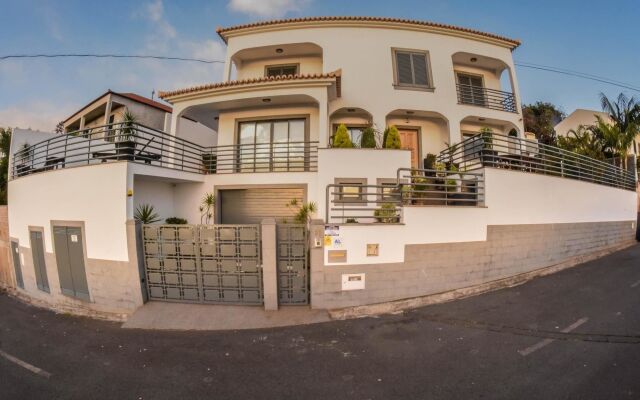 House With 3 Bedrooms in Funchal, With Wonderful sea View, Private Poo