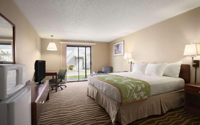 Howard Johnson Hotel & Suites by Wyndham Tacoma