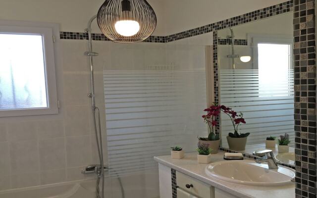 Country-style Villa With Private Pool, Walking Distance From Flayosc