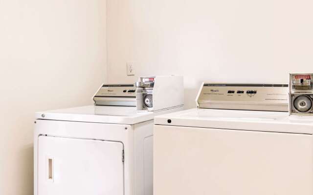 Econo Lodge Airport - Holland