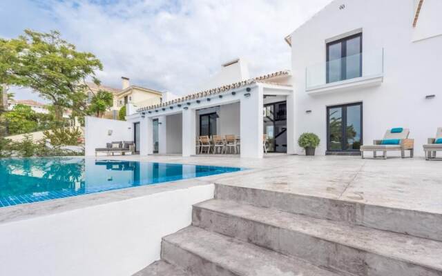 Magnificent And Modern Decorated Villa