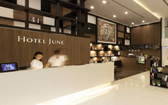 Hotel June