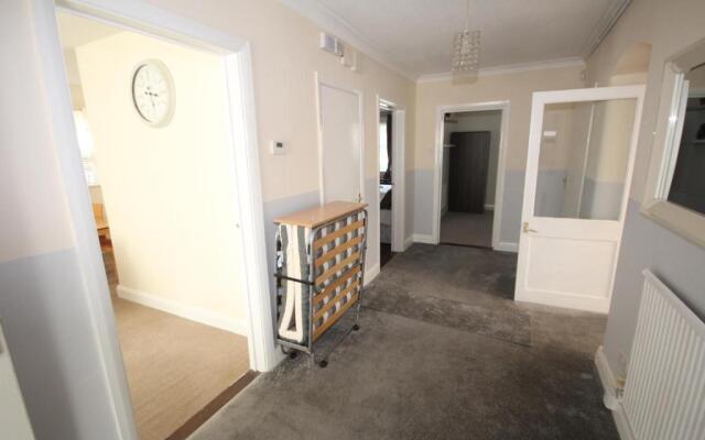Eversley Gardens -Apt A