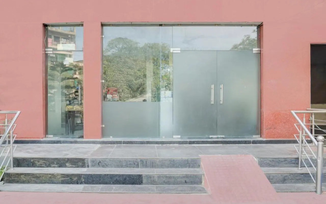 OYO 16721 Divine Hotel