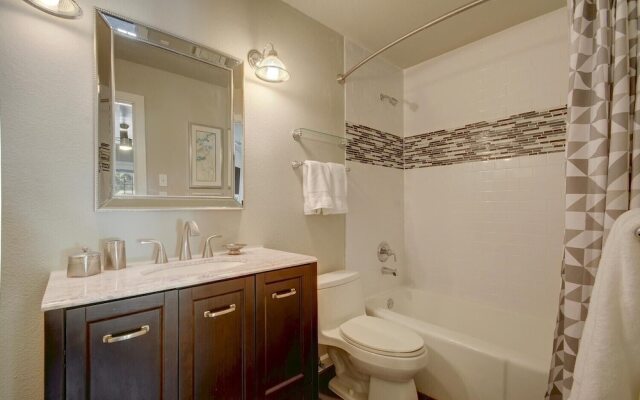 3BR 2BA Elegant Tarrytown House by RedAwning