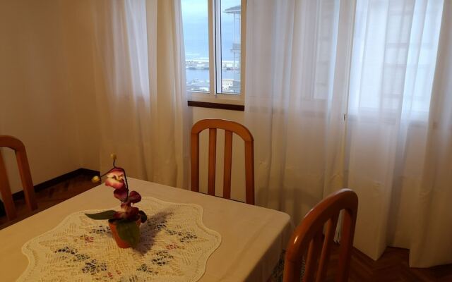 Amplio piso con garaje y vistas al mar