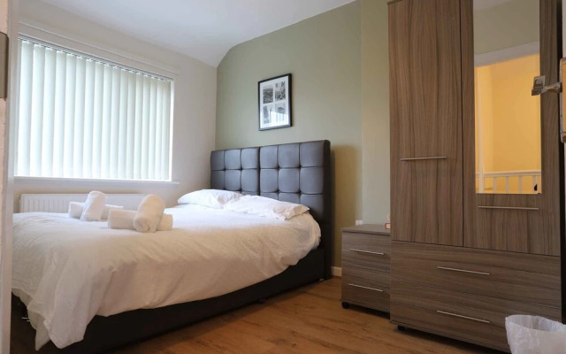 Solihull/NEC/Airport 3 BR Semi-detached House