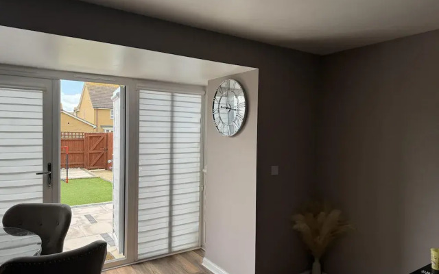 Milton Keynes Retreat - 4 Bedroom Luxury House