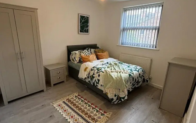 Luxe Spacious 5-bed House in Liverpool