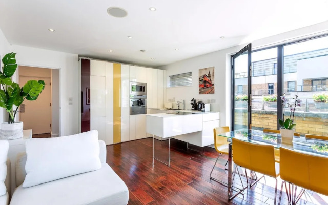 RAI - Modern Tower Hill Penthouse