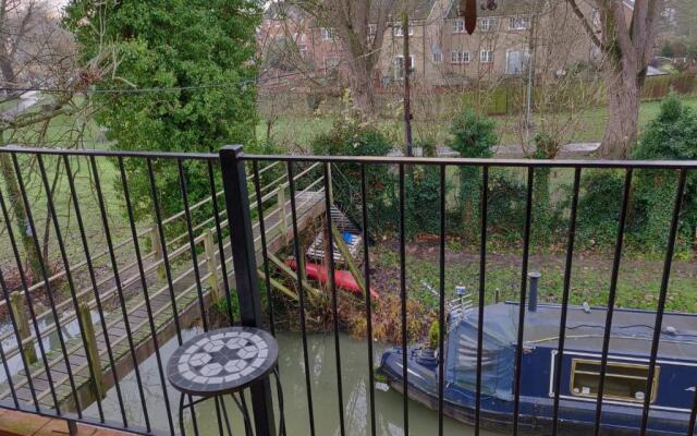 Waterfront Apartment In The Heart Of St Neots