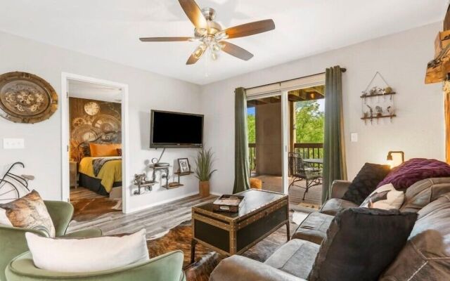 Time Traveler Suite - Private Balcony